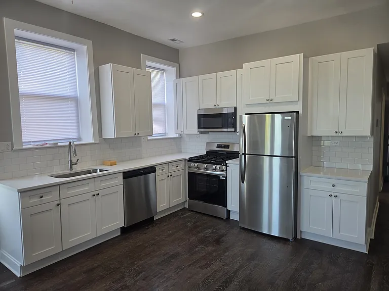1860 N Hoyne Ave #1R — Photo 6