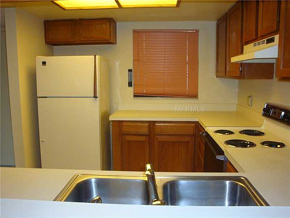 3rd image of 264 Woodlake Wynde