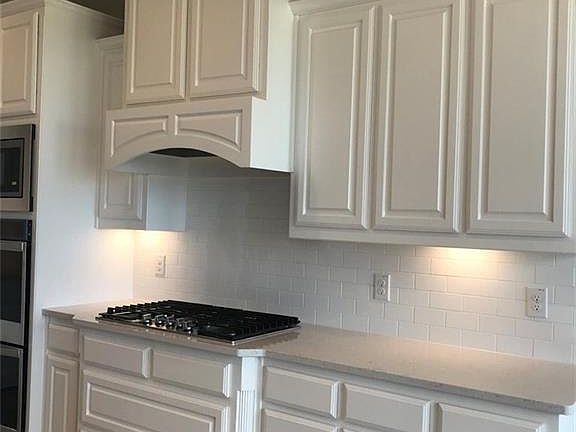 5th image of 400 Plumeria Dr