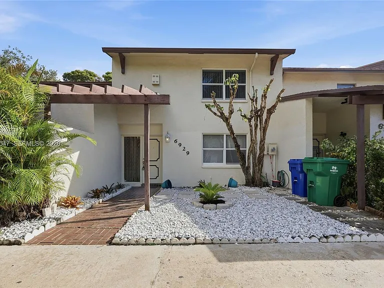 6929 SW 38th St #Townhouse 2-L — Photo 2