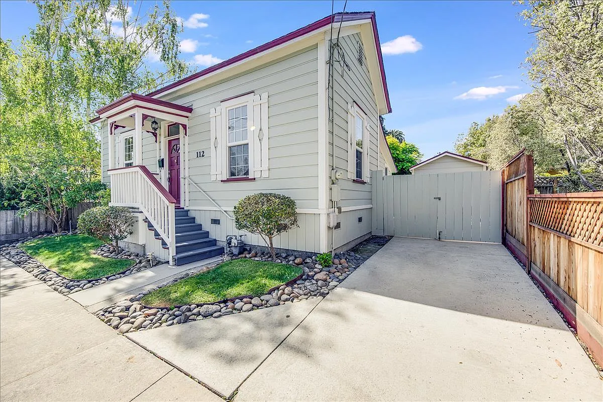 112 Towne Ter photo 1