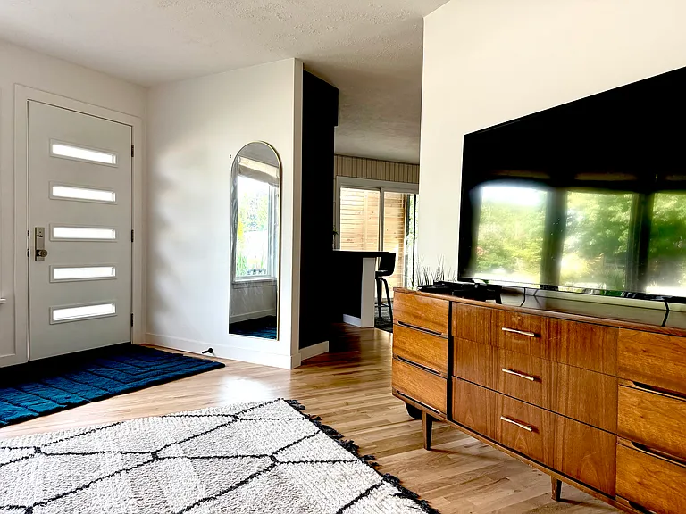 1009 E Boise Ave — Photo 2