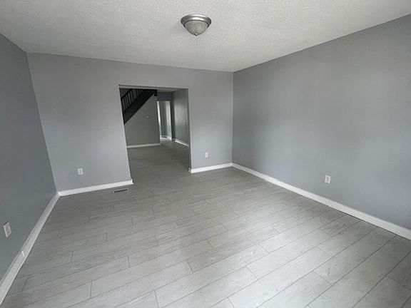 4th image of 627 N Tacoma Ave