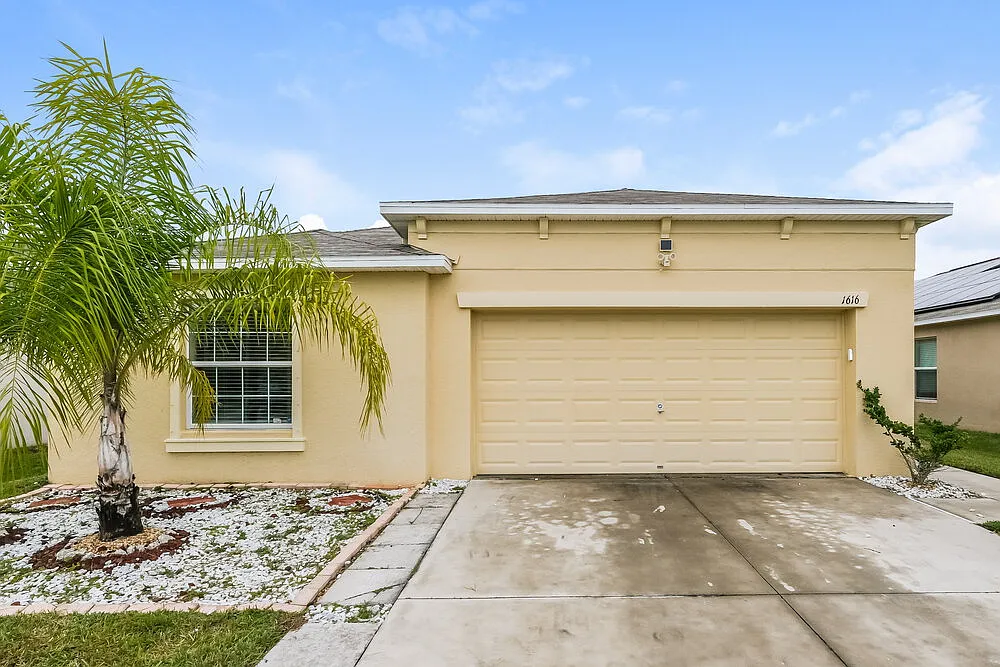 4 bed, 2.0 bath, 1826 sqft, $2,165 — Photo 1