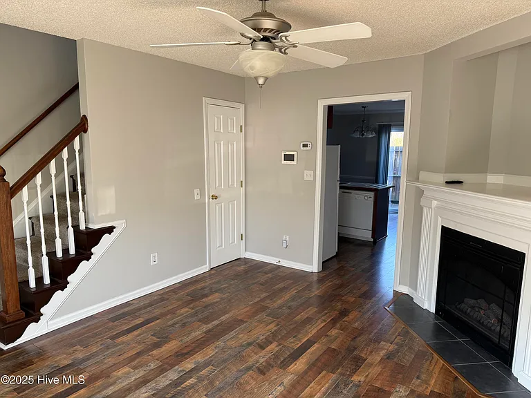 2355 Vineyard Dr #F2 — Photo 4
