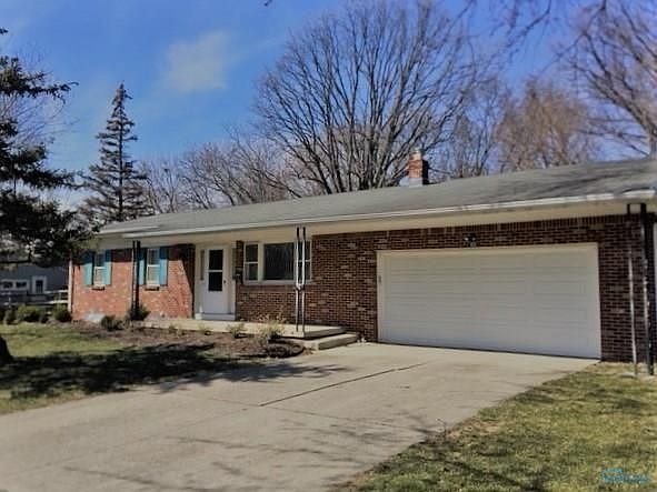 1st image of 215 Meadowood Dr