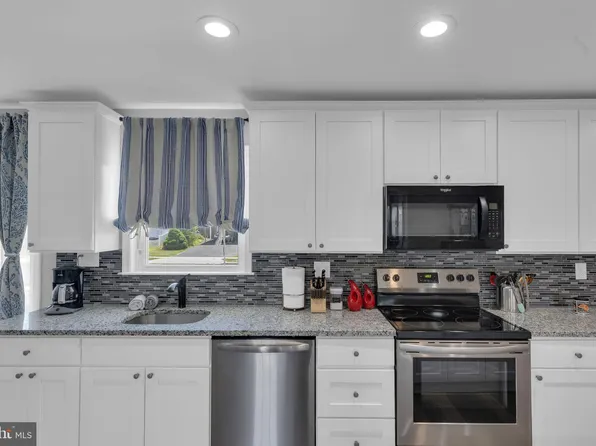 25 Easter Ln, Levittown, PA 19054