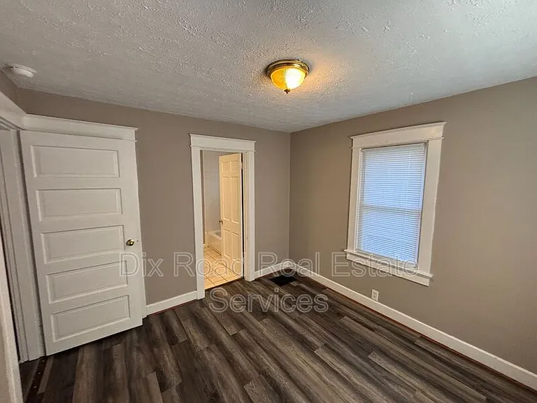 963 N E St — Photo 16