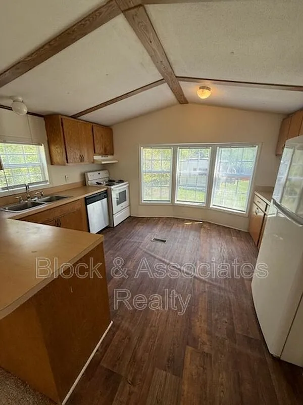 Building Photo - 3568 Old Cedar Falls Rd #2