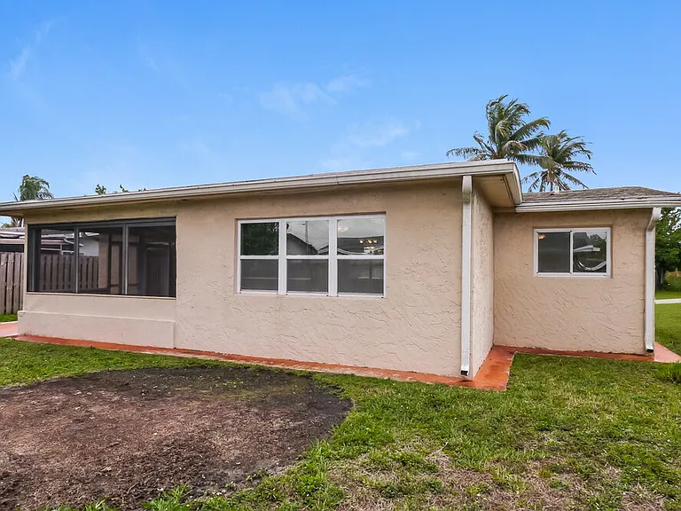 9521 NW 25th St — Photo 15