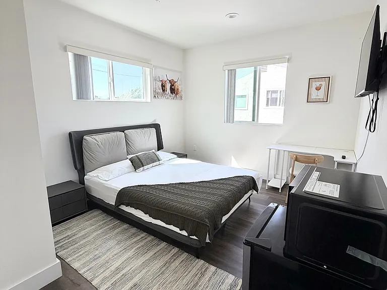 2233 S Longwood Ave #2 — Photo 2