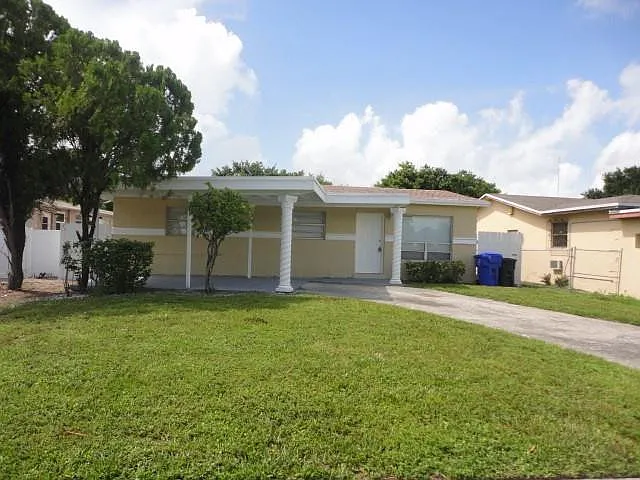 Building Photo - 4420 SW 21st St