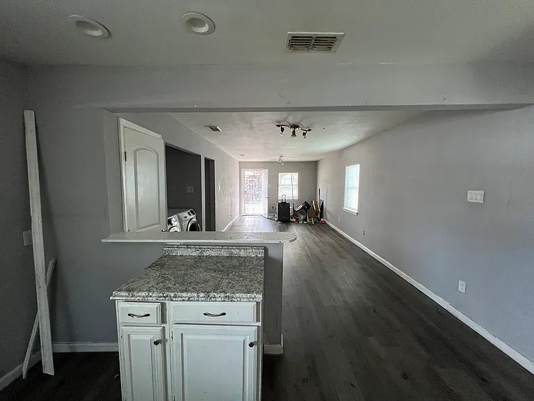 3206 Kellogg Ave — Photo 3