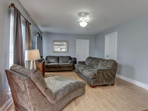 5th image of 763 N Theatre St