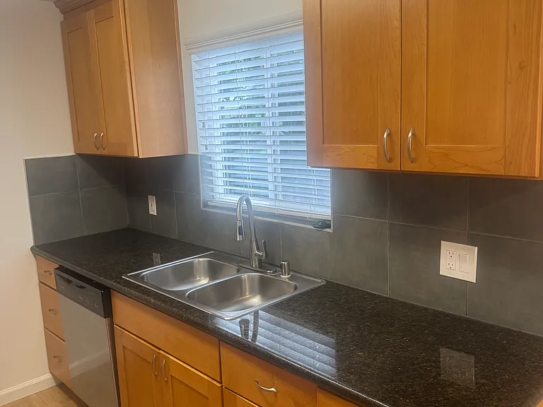 183 S Bayview Ave #4 — Photo 8