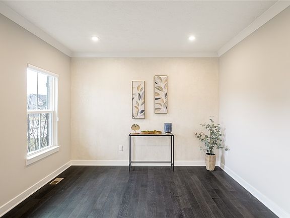 4th image of 861 Acorn Dr