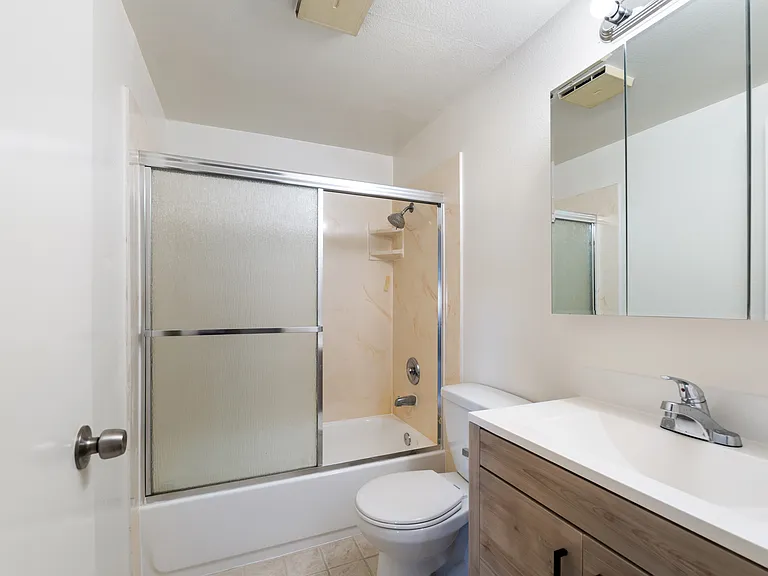 1729 E 15th St #4 — Photo 9