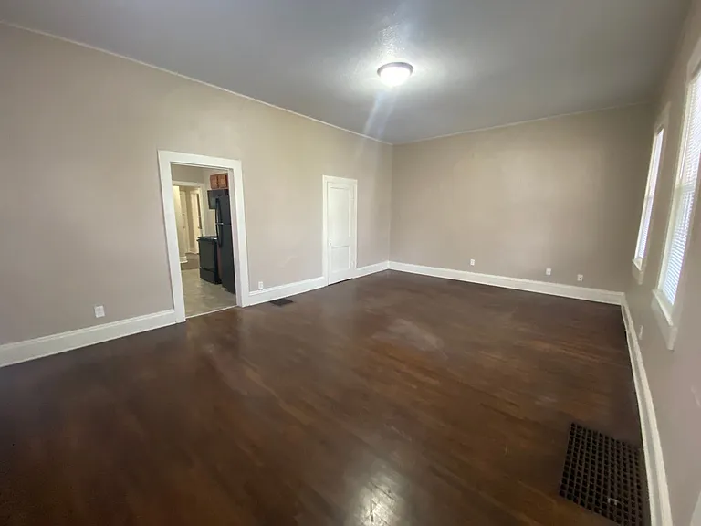 1230 Summit St — Photo 2