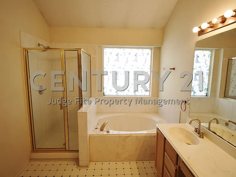 2305 Valley Creek Dr — Photo 8