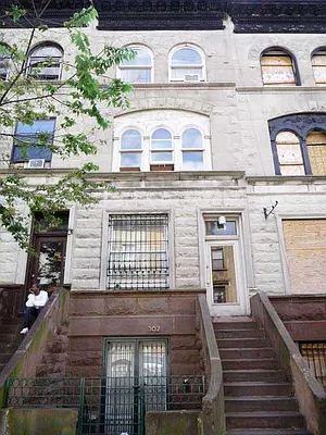 Rented by Perry Associates NYC Inc | media 26