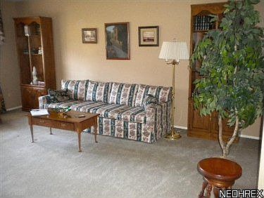 4th image of 7341 Holly Park Dr