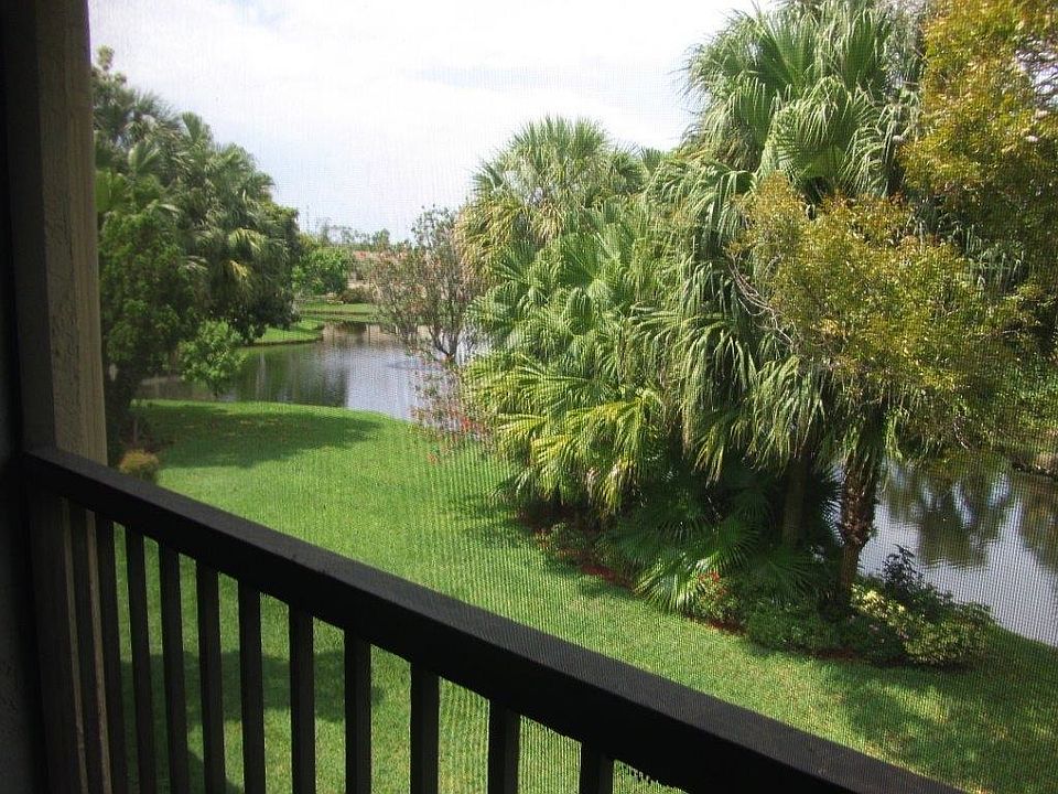 2nd image of 3139 Carambola Cir S