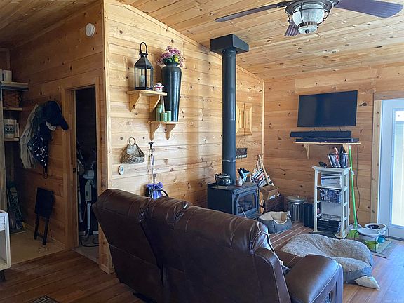 4th image of 686-900 Acorn Way
