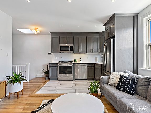 2nd image of 21-25 32nd St #2