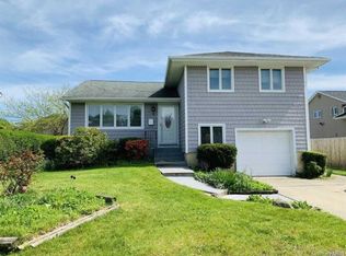 4 Willow Pl, Hicksville, NY 11801