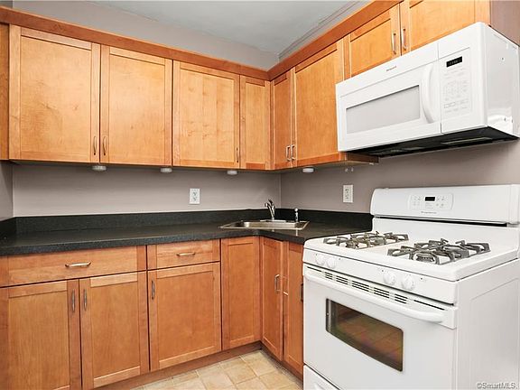 3rd image of 140 Woodside Grn APT 3D