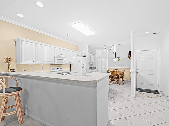 4th image of 131 Chenoa Dr. #A