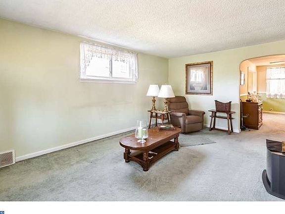 3rd image of 819 Crescent Dr