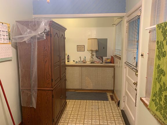 5th image of 15480 Champlain Ave