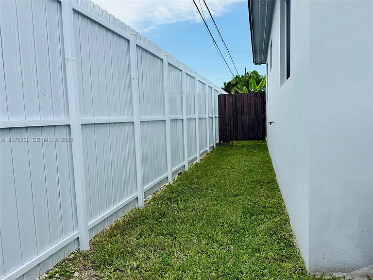 1221 SW 76th Ct — Photo 23
