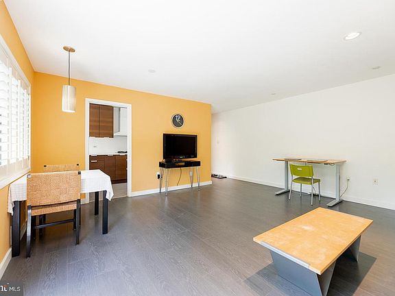 3rd image of 10656 Weymouth St #10656