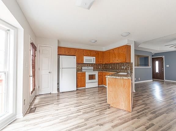 5th image of 251 Short St