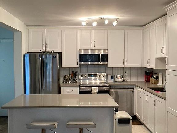 4th image of 932 Robinson St #218