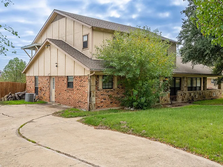 4212 Village Green Dr — Photo 3