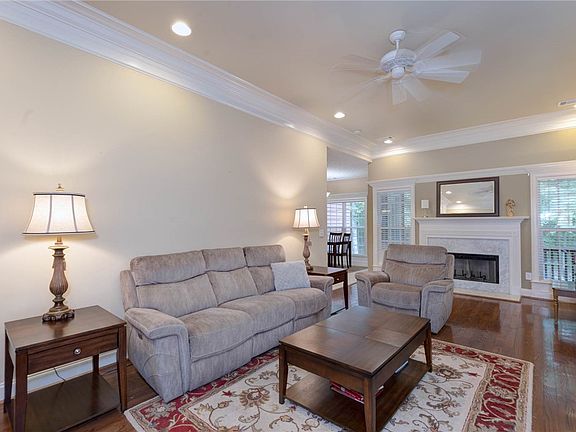 3rd image of 1688 Crescent Blvd