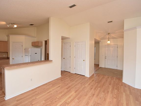 3rd image of 27 Barkley Ln