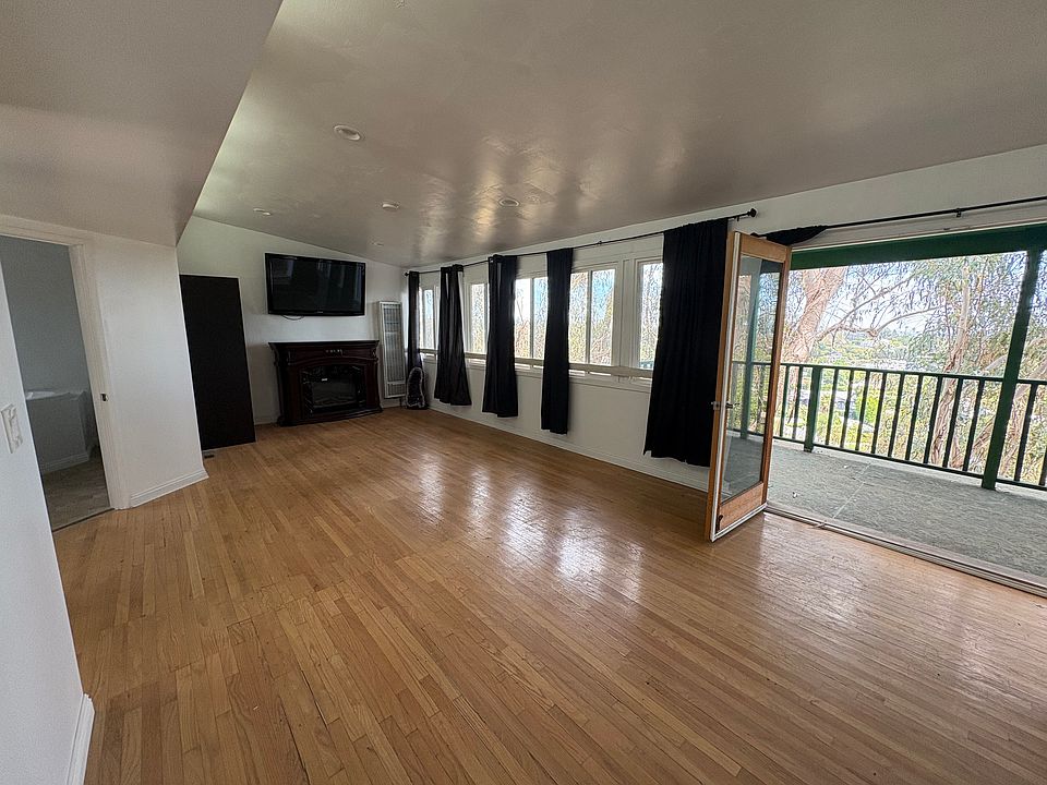 Living/Bedroom Area