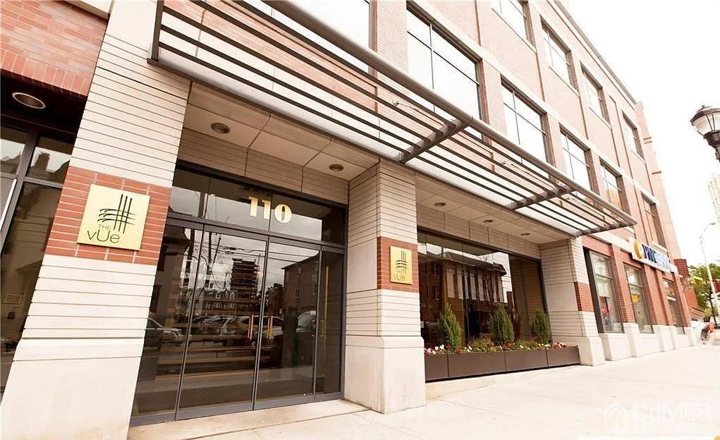 2 bed, 1.0 bath, $2,800 — Photo 2