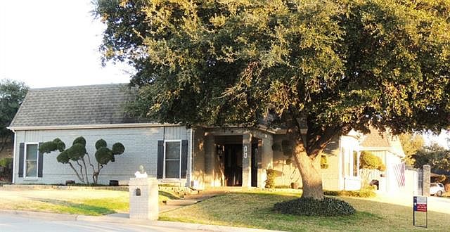 1st image of 101 Oak Village Ln