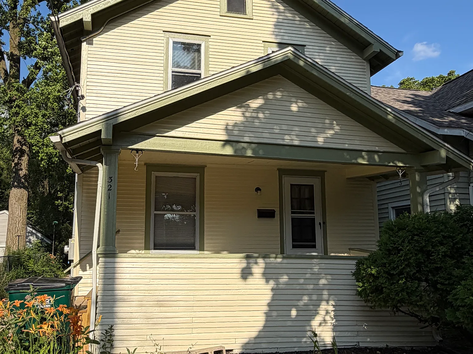 3 bed, 1.5 bath, 1297 sqft, $1,700 — Photo 2
