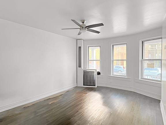 LIVING ROOM (UN-STAGED)