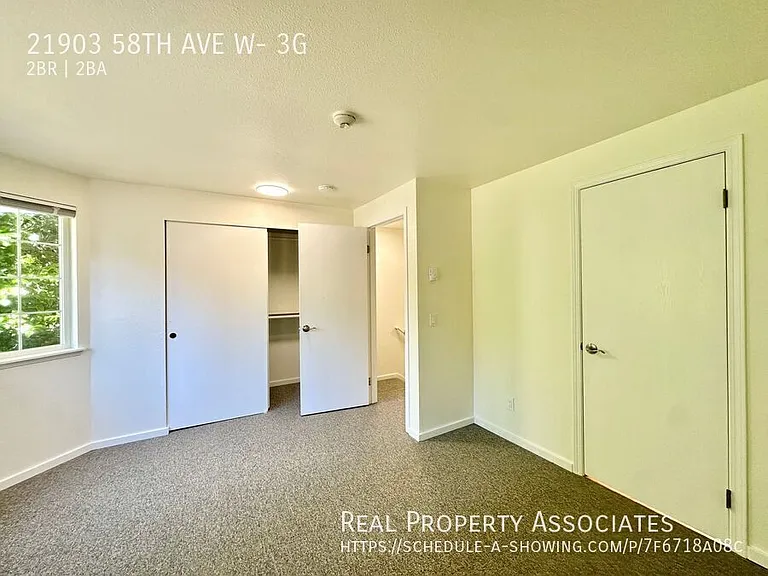Hillcrest — Photo 31