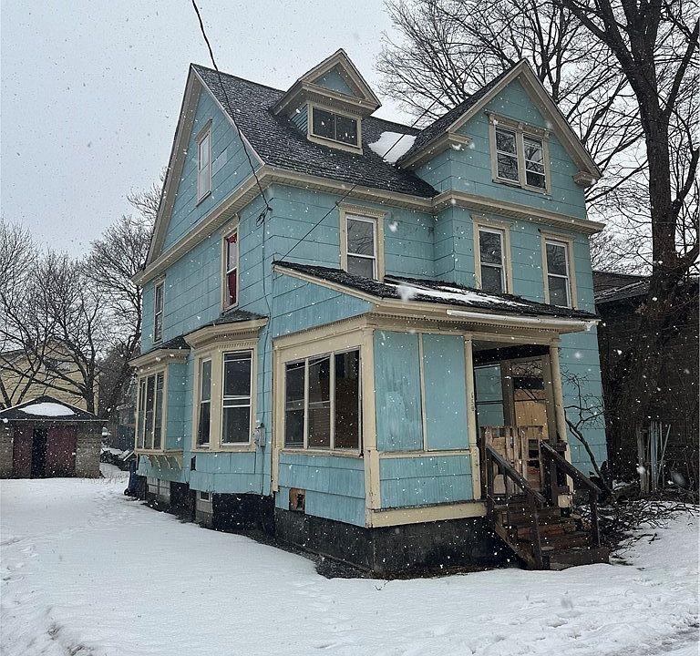 2nd image of 653 E Division St