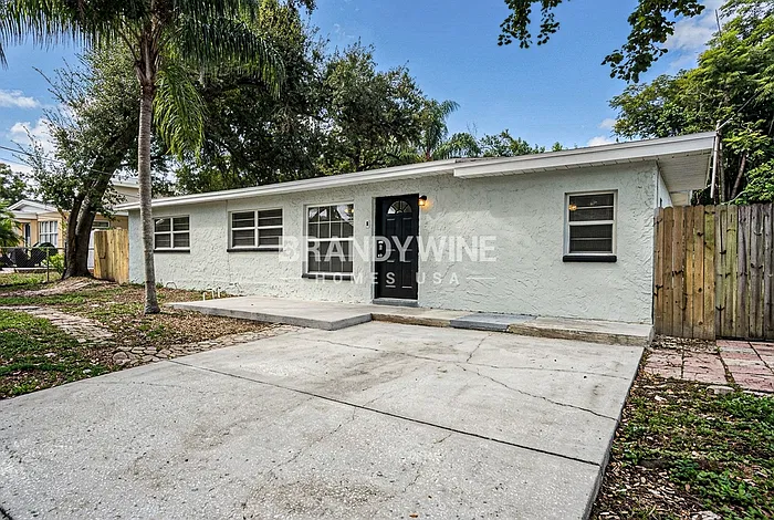 3 bed, 1.0 bath, 986 sqft, $1,833 — Photo 2