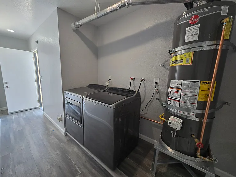 1621 W Newgrove St — Photo 17