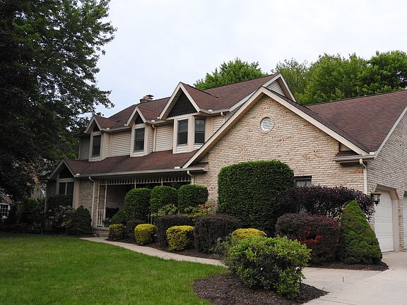 Attached 2.5 car garage